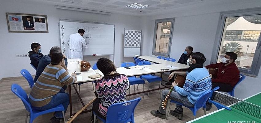 Aydın Büyükşehir Belediyesi’nin Koçarlı Kültür Merkezi Her Yaştan Koçarlılıya Yeni Yetenekler Kazandırıyor