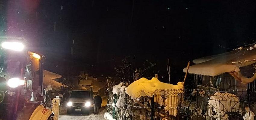 Büyükşehir A Takımı, karda mahsur kalanları kurtardı