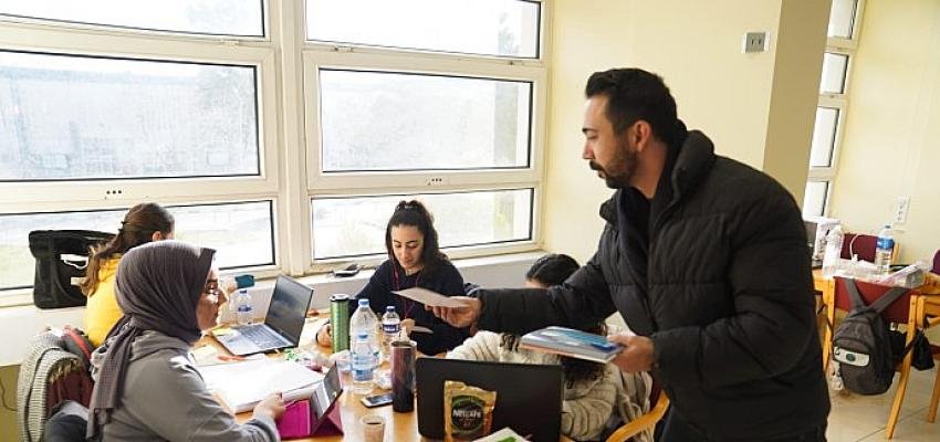EGEKAF bilgilendirme standı Merkez Kütüphanede öğrencilerle buluşuyor