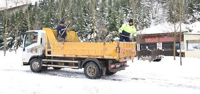 Gebze bölgesindeki parkların otoparkları kardan temizleniyor