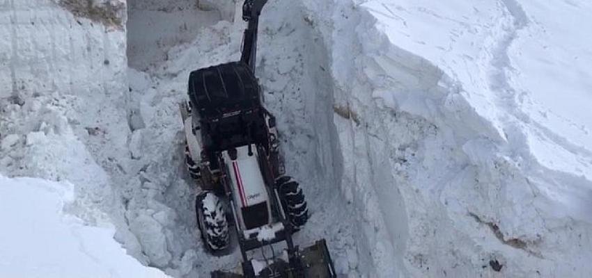 İş Makinelerinin Boyunu Aşan Karda Zorlu Mücadele