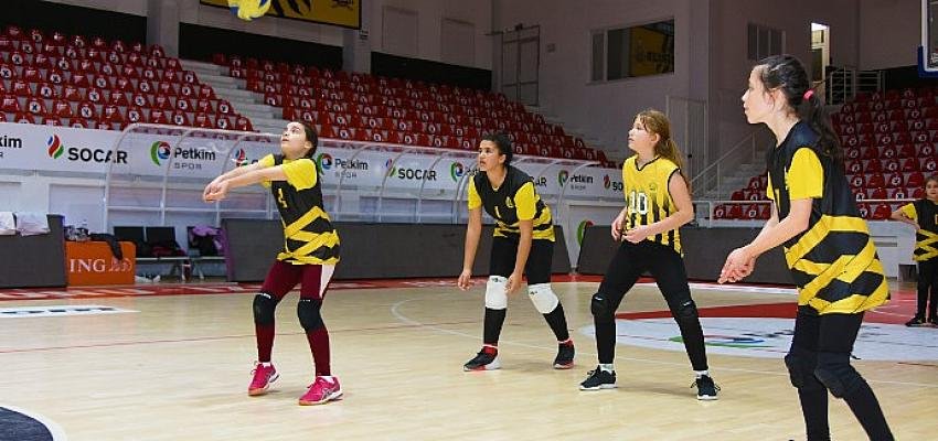 Aliağa’nın Mini Voleybolcuları Başarılarına Yenisi Ekledi