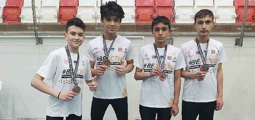 Atletizmde genç sporcular Bursa’dan madalyalar ile döndü