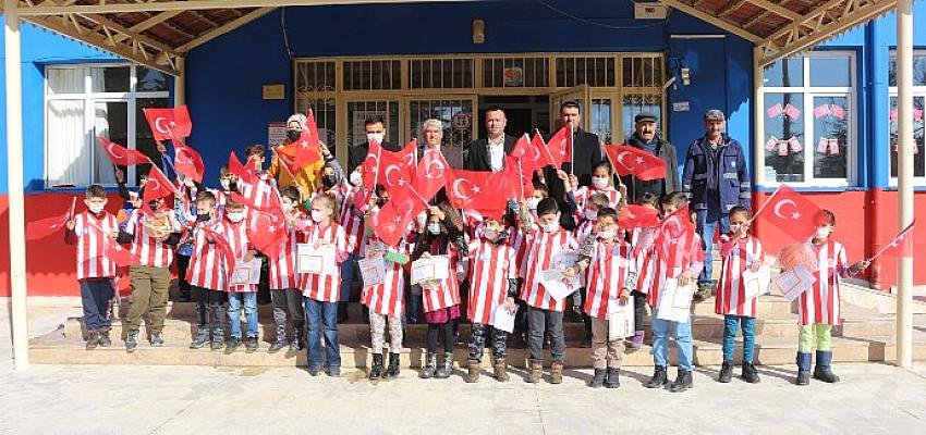 Başkan Böcek İbradılı öğrencilere Antalyaspor forması hediye etti