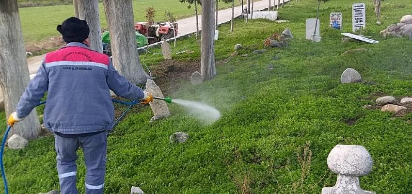 Burhaniye’de Mezarlıklar İlaçlanıyor