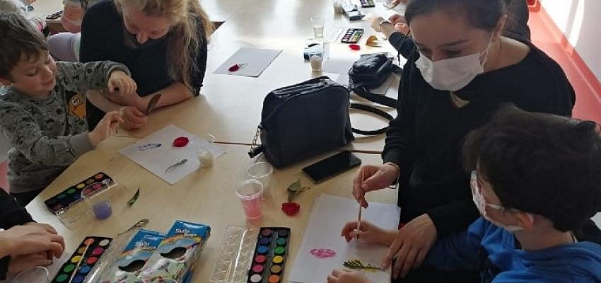 Fatihli Çocuklar Kütüphanelerinde Doyasıya Eğleniyor