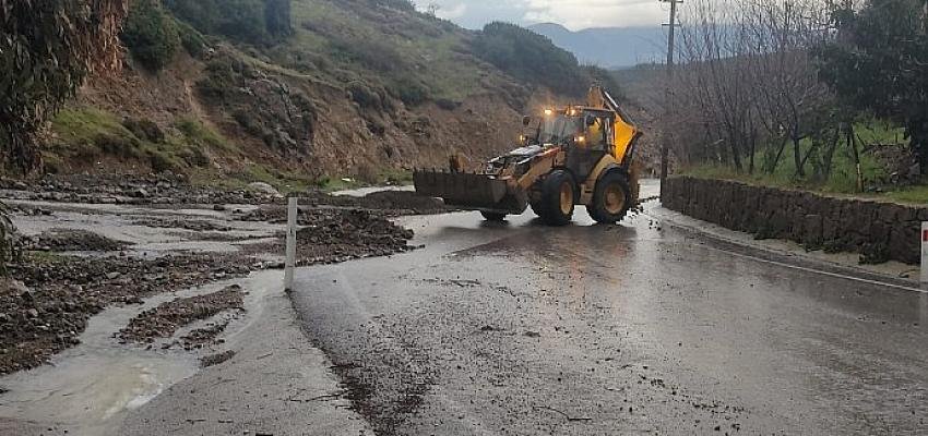 İzmir’de şiddetli yağış ve dolu etkili oldu