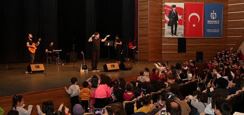 Onur Erol Kocaelili çocukları coşturdu