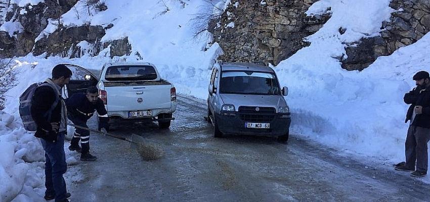 Taşatan Yolu’nda  tuzlama çalışması