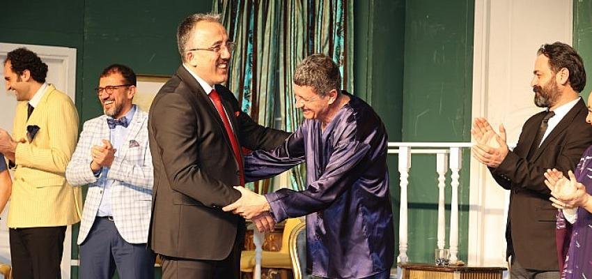 “Yalan Dolan” Adlı Tiyatro Oyunu Nevşehir’de Sahnelendi