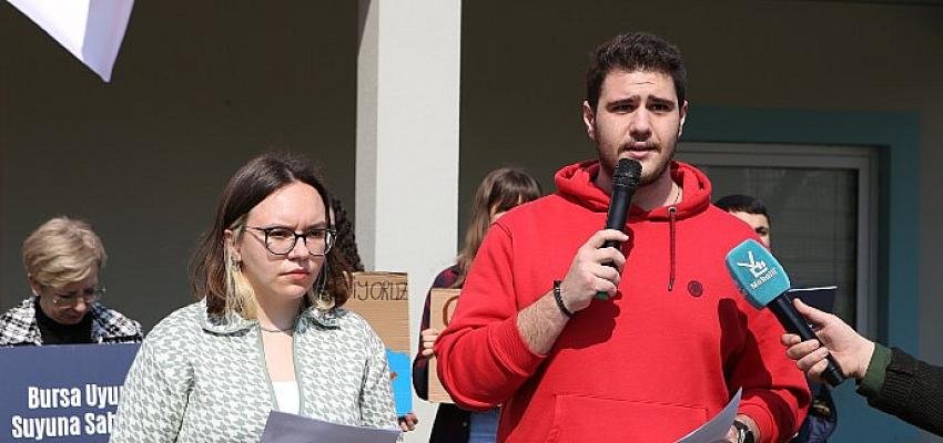 25 Mart küresel iklim grevi kapsamında açıklama yapan gençlerden çağrı;  “İklimi değil, sistemi değiştir”