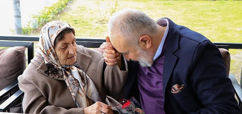 Başkan Silpagar’dan Kadınlara Karanfilli Kutlama