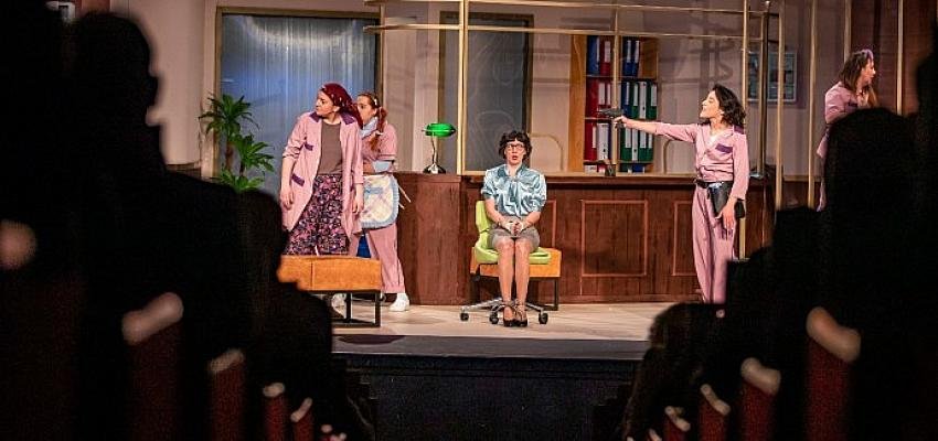 Başkan Soyer “Mor Şalvar” oyununu izledi