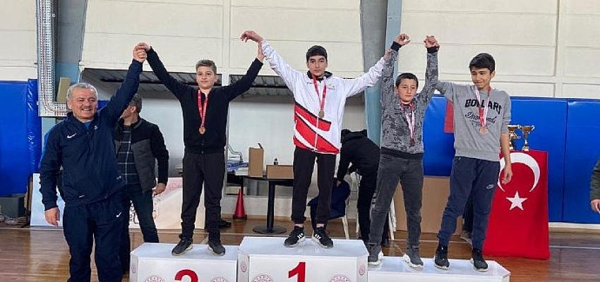 Bayraklılı güreşçiler turnuvaya damga vurdu