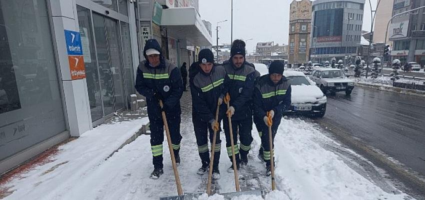 Belediye Ekipleri Kar Temizliği ve Tuzlama Çalışması Yaptı
