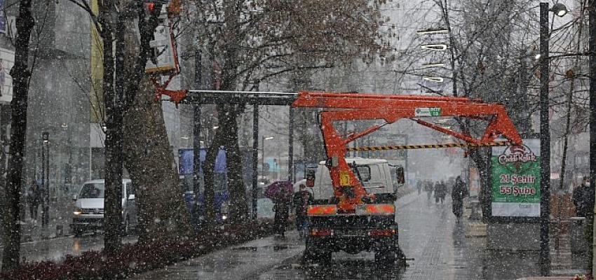 Cumhuriyet Bulvarına kar altında son dokunuşlar