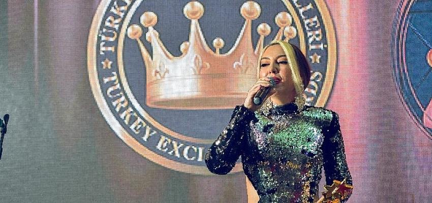 Esma Er, “Bi Tek Aşk”la Azerbaycan’ı salladı