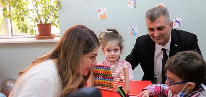 Gölcük’te İşitme Engelli Çocuklara Dudak Okuma Eğitimi Başladı