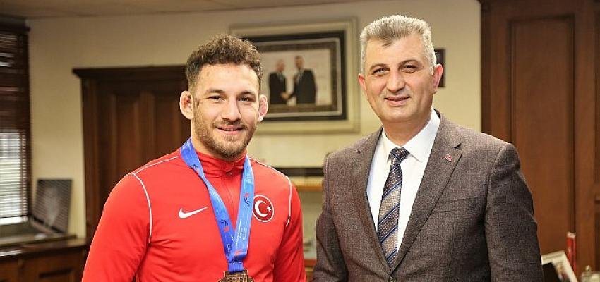 Gölcük’ün Gururu Abdulvasi Başkan Sezer’le Buluştu