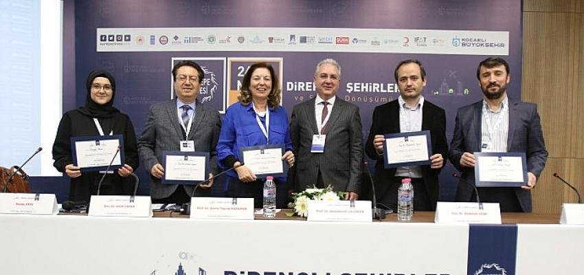 Kartepe Zirvesi’nin ikinci gününde ”Afet ve Vizyoner Yönetim” koşuldu