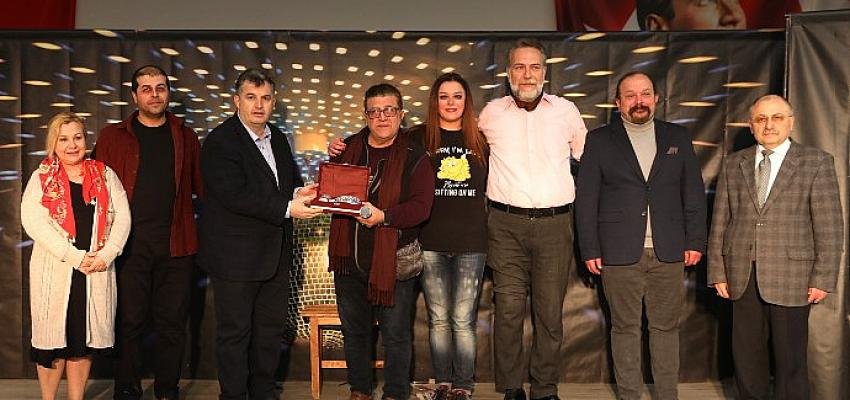 Kınık Belediyesi “Pembe Aslında Siyahtır” Adlı Tiyatro Oyununu Öğrencilerle Buluşturdu