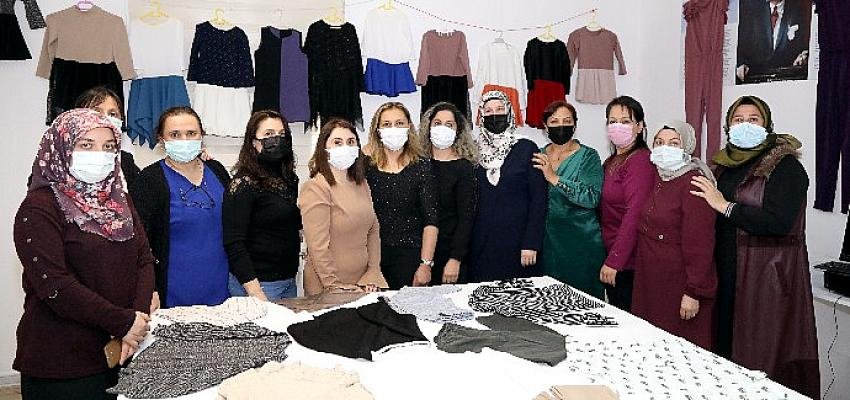 Meslek öğrenen kadınlardan atölyede 8 Mart kutlaması