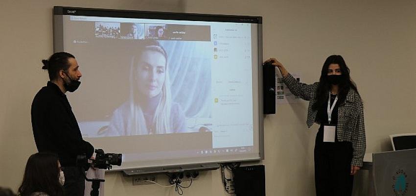 Savaşın ortasında, sığınaktan kongreye katıldı, bildirisini sundu