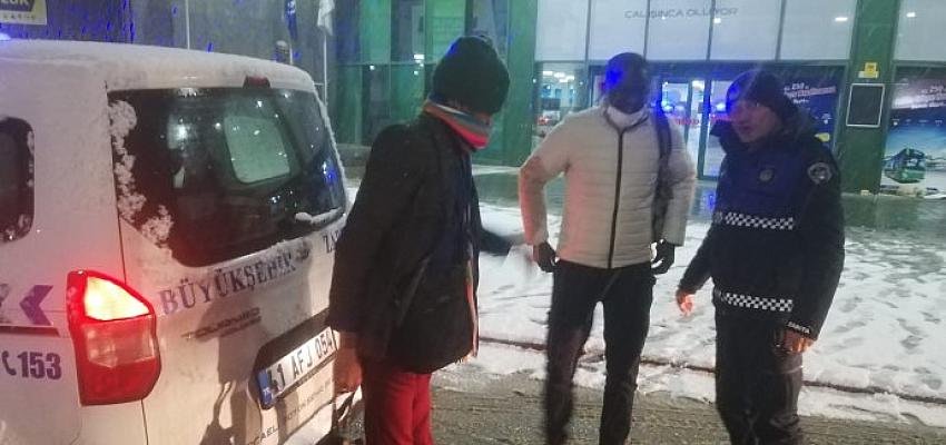 Zabıta kar kış demeden vatandaşın yanında