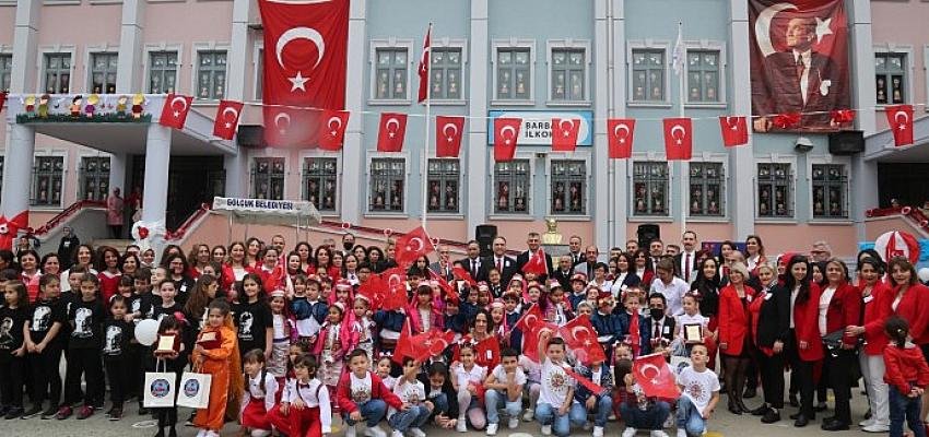 23 Nisan Coşkusu Gölcüklü Öğrencilerin Gösterileriyle Renklendi