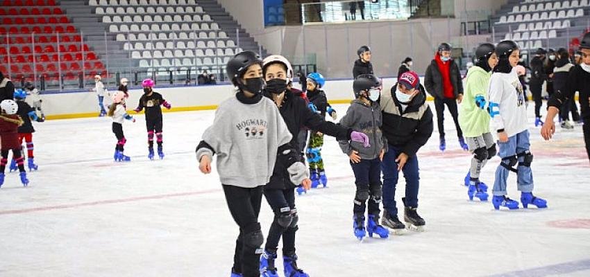 23 Nisan Eğlencesi Zeytinburnu Buz Pisti’nde