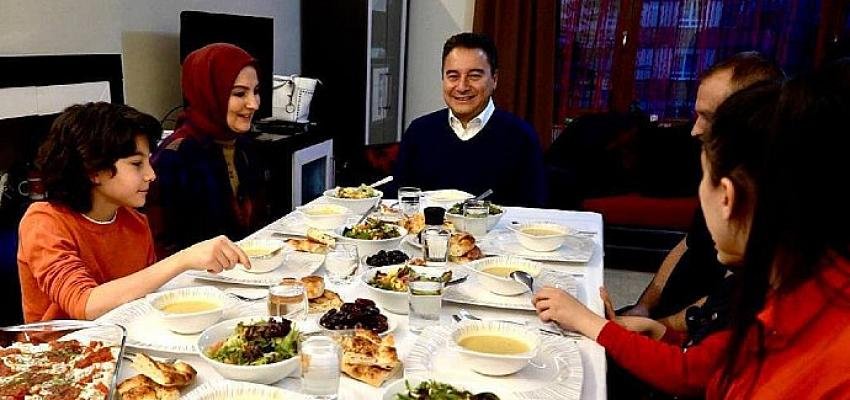 Babacan İftarda Bir Aileye Konuk Oldu:  ‘Maliyet artışı henüz tüketiciye tam yansımadı’