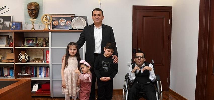 Başkan Abdullah Özyiğit koltuğunu çocuklara bıraktı