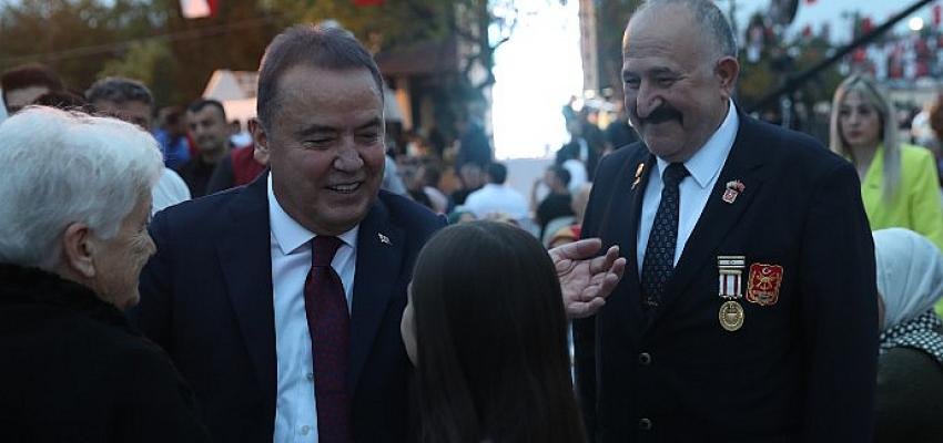 Başkan Böcek belediye personeli ile iftarda buluştu