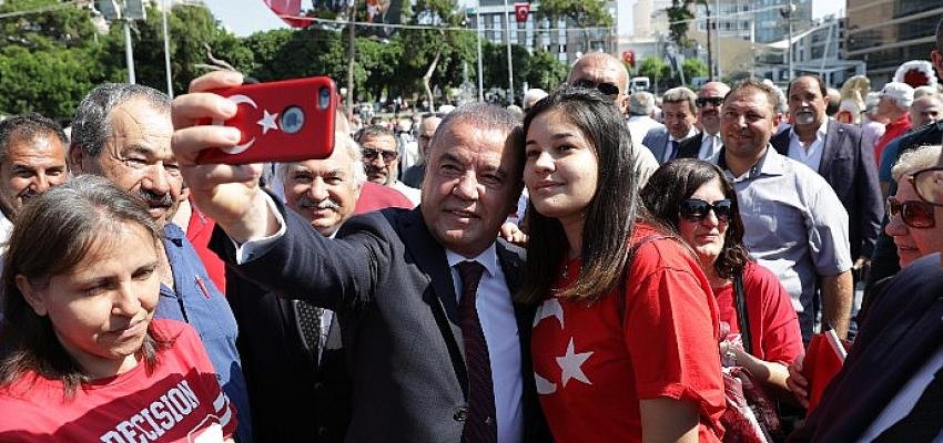 Başkan Böcek’ten ‘Askıda Bilet’ kampanyasına destek