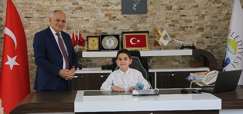 Başkan Öztürk Koltuğunu Minik Çocuklara Devretti