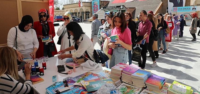 Bircan Yıldırım İmza Gününde Okurlarıyla Buluştu