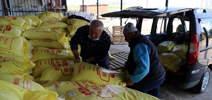 Büyükşehir, ayçiçeği üreticilerine gübre dağıtımına başladı