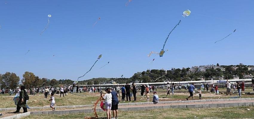 ​Didim’de Gökyüzü Yüzlerce Uçurtma İle Renklendi