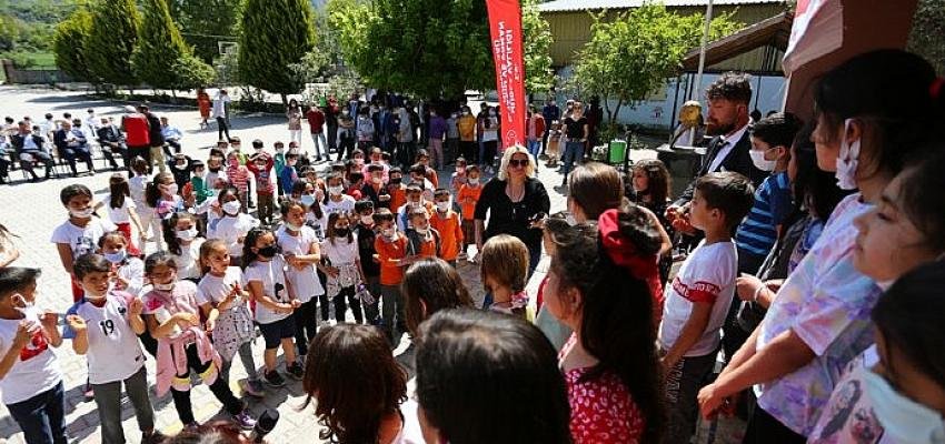 Doyasıya Çilek Hasadı! “Çilek Çocuk Şenliği”