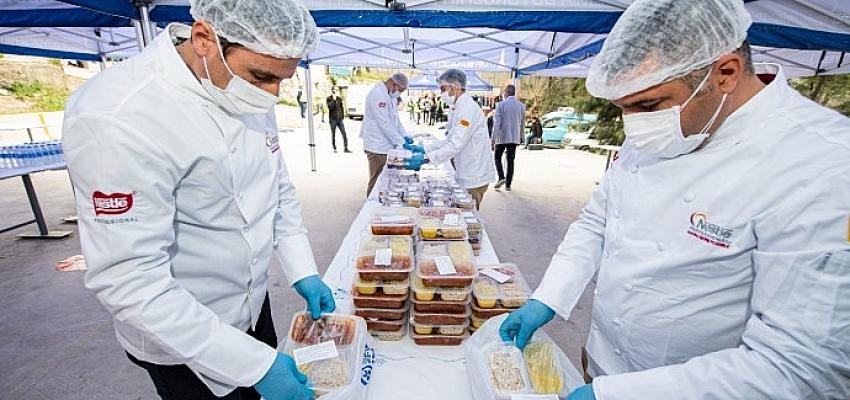 İzmir Dayanışması “Ramazan sofralarında iftar bereketi”yle büyüyor