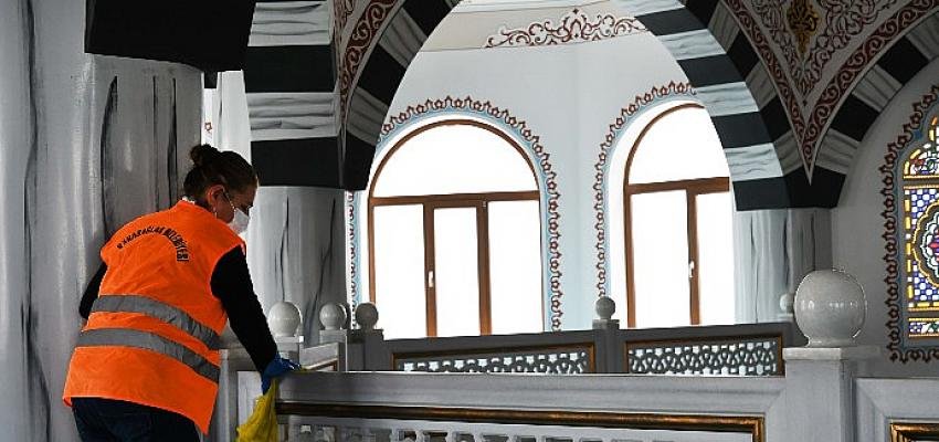 Karabağlar’da camilere Ramazan temizliği