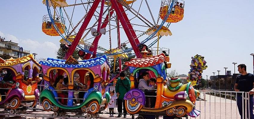 Lunapark Çocukların Dünyası Dolup Taşıyor