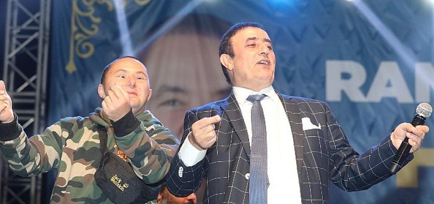 Ramazan Etkinliklerinde Şanlıurfa rüzgarı esti Mahmut Tuncer türkü ve esprileriyle coşturdu