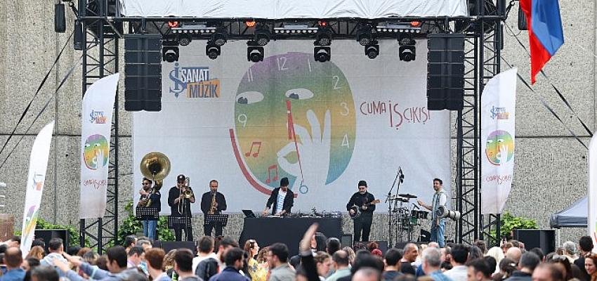 “Cuma İş Çıkışı” Konserleri Hey! Douglas ile Yeniden Başladı