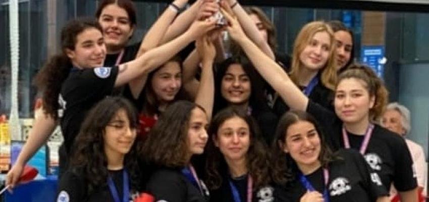 Egeli Yüzücüler madalyaları toplamaya devam ediyor