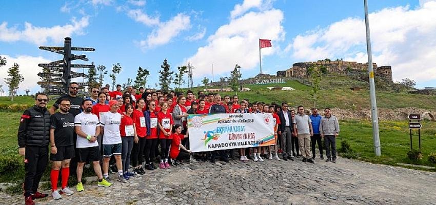 “Ekranı Kapat, Dünyaya Koş” Sloganıyla Halk Koşusu Düzenlendi