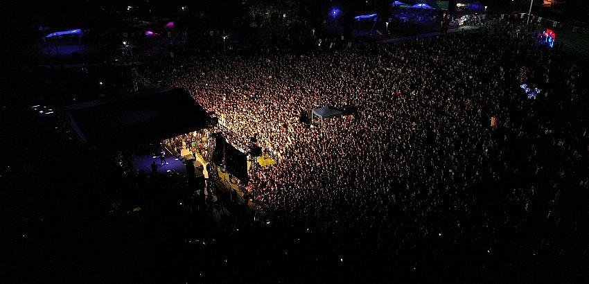 Gençler 19 Mayıs’ı Ünlü Rapçi Cezayla kutladı