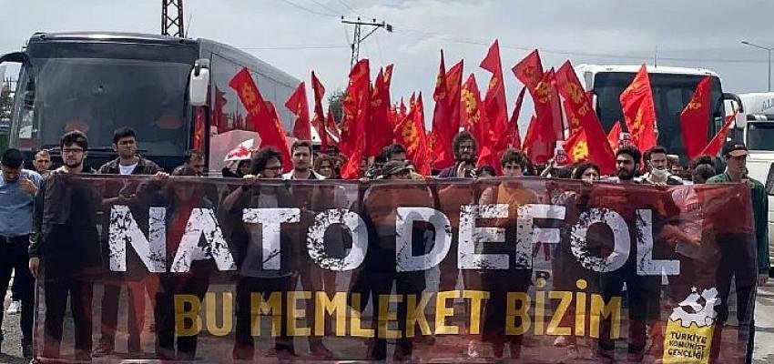 TKP’li gençler İncirlik Üssü önünden haykırdı: Bu memleket bizim