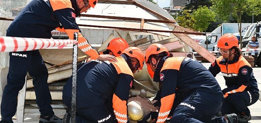 Adnan Menderes Meydanında Gerçeği Aratmayan Tatbikat