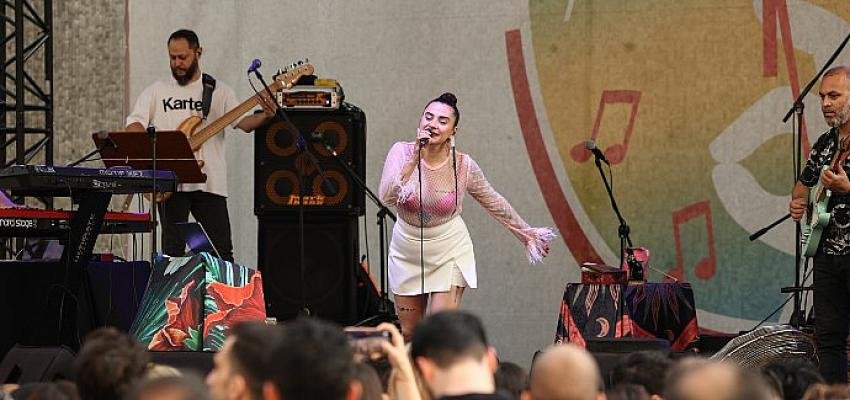 “Cuma İş Çıkışı”nda Sezen Aksu Şarkılarına Ceylan Ertem Yorumu